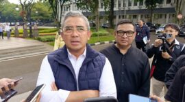 Wali Kota Bandung Muhammad Farhan mengakui kinerja penyapu jalan belum efektif. Dedi Mulyadi soroti 1.500 petugas tak berdampak signifikan.( Poto : Liputan6.com/Arya Prakasa)