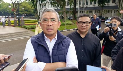 Wali Kota Bandung Muhammad Farhan mengakui kinerja penyapu jalan belum efektif.