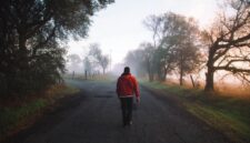 Jalan kaki jam 6 pagi memberikan banyak manfaat bagi kesehatan tubuh dan mental, mulai dari meningkatkan energi hingga memperbaiki kualitas tidur secara alami. ( Poto : Bola.com )