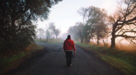 Jalan kaki jam 6 pagi memberikan banyak manfaat bagi kesehatan tubuh dan mental, mulai dari meningkatkan energi hingga memperbaiki kualitas tidur secara alami. ( Poto : Bola.com )