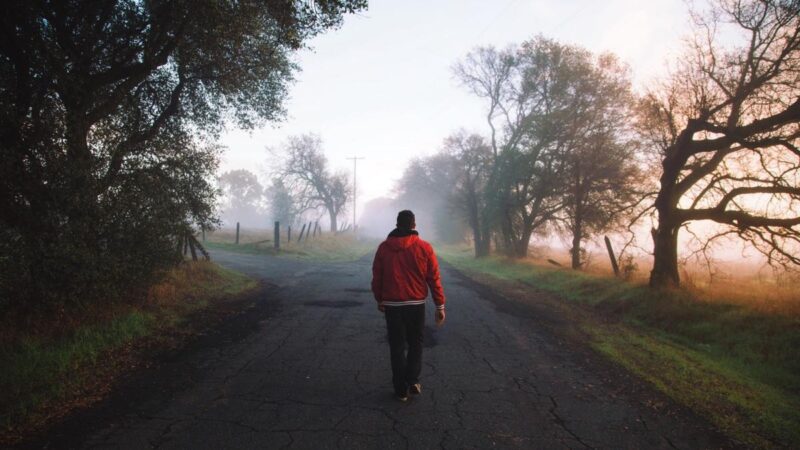 Jalan kaki jam 6 pagi memberikan banyak manfaat bagi kesehatan tubuh dan mental, mulai dari meningkatkan energi hingga memperbaiki kualitas tidur secara alami. ( Poto : Bola.com )