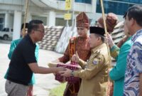 kunjungan kerja Menteri Hukum RI ke Jambi 2026 ditandai dengan penyambutan Tarian Sekapur Sirih di Bandara Sultan Thaha. ( Poto : BERITA SATU ).