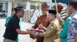 kunjungan kerja Menteri Hukum RI ke Jambi 2026 ditandai dengan penyambutan Tarian Sekapur Sirih di Bandara Sultan Thaha. ( Poto : BERITA SATU ).