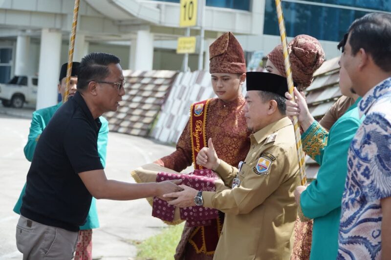 kunjungan kerja Menteri Hukum RI ke Jambi 2026 ditandai dengan penyambutan Tarian Sekapur Sirih di Bandara Sultan Thaha. ( Poto : BERITA SATU ).
