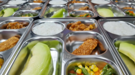 Zulhas meminta sekolah aktif mengawasi Program Makan Bergizi Gratis (MBG) dan segera melapor jika ada layanan tidak sesuai standar. Pemerintah juga memperketat syarat SPPG demi kualitas program. ( Poto : Universitas Gadjah Mada )