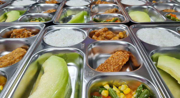 Zulhas meminta sekolah aktif mengawasi Program Makan Bergizi Gratis (MBG) dan segera melapor jika ada layanan tidak sesuai standar. Pemerintah juga memperketat syarat SPPG demi kualitas program. ( Poto : Universitas Gadjah Mada )