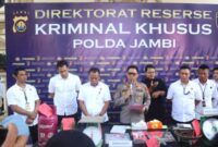 Polda Jambi mengungkap praktik penyuntikan gas LPG subsidi ilegal di Muaro Jambi. Polisi menangkap pelaku dan memburu jaringan penyalahgunaan distribusi gas. ( Poto :JAMBIlink )