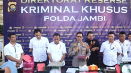 Polda Jambi mengungkap praktik penyuntikan gas LPG subsidi ilegal di Muaro Jambi. Polisi menangkap pelaku dan memburu jaringan penyalahgunaan distribusi gas. ( Poto :JAMBIlink )