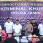 Polda Jambi mengungkap praktik penyuntikan gas LPG subsidi ilegal di Muaro Jambi. Polisi menangkap pelaku dan memburu jaringan penyalahgunaan distribusi gas. ( Poto :JAMBIlink )