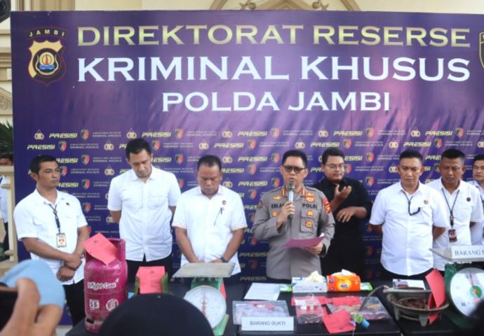 Polda Jambi mengungkap praktik penyuntikan gas LPG subsidi ilegal di Muaro Jambi. Polisi menangkap pelaku dan memburu jaringan penyalahgunaan distribusi gas. ( Poto :JAMBIlink )