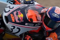 Kiandra Ramadhipa juara Red Bull Rookies Cup 2026 setelah tampil impresif dari posisi 17 dan mengamankan kemenangan dramatis di Sirkuit Jerez, Spanyol.( Poto : opera news ).
