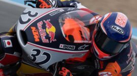 Kiandra Ramadhipa juara Red Bull Rookies Cup 2026 setelah tampil impresif dari posisi 17 dan mengamankan kemenangan dramatis di Sirkuit Jerez, Spanyol.( Poto : opera news ).
