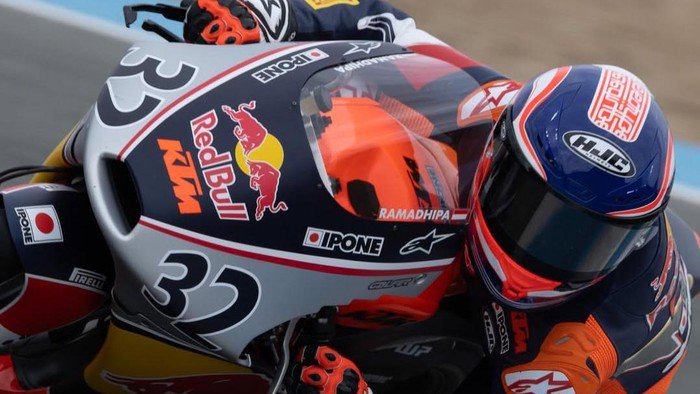 Kiandra Ramadhipa juara Red Bull Rookies Cup 2026 setelah tampil impresif dari posisi 17 dan mengamankan kemenangan dramatis di Sirkuit Jerez, Spanyol.( Poto : opera news ).
