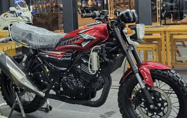 Dealer Yamaha di Medan masih menjual RX-King dalam kondisi baru dan restorasi dengan harga hingga Rp 85 juta. Motor legendaris ini kini jadi incaran kolektor.( Poto : Kompas Otomotip ).