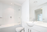 Simak 5 cara efektif membuat kamar mandi tetap bersih dan rapi, mulai dari mengatur barang hingga menjaga kebersihan secara rutin. ( Poto : dok. Archify )