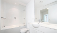 Simak 5 cara efektif membuat kamar mandi tetap bersih dan rapi, mulai dari mengatur barang hingga menjaga kebersihan secara rutin. ( Poto : dok. Archify )