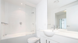 Simak 5 cara efektif membuat kamar mandi tetap bersih dan rapi, mulai dari mengatur barang hingga menjaga kebersihan secara rutin. ( Poto : dok. Archify )