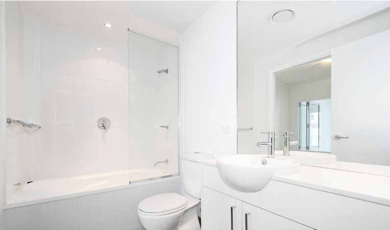 Simak 5 cara efektif membuat kamar mandi tetap bersih dan rapi, mulai dari mengatur barang hingga menjaga kebersihan secara rutin. ( Poto : dok. Archify )