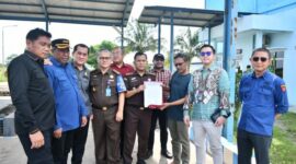 Kejaksaan Tinggi (Kejati) Jambi melalui Tim Jaksa Penuntut Umum Tindak Pidana Khusus (Pidsus) menghentikan aktivitas dan mengosongkan aset sitaan milik PT Prosympac Agro Lestari (PT PAL) pada Kamis (23/4/2026). ( Poto : JAMBIlink ).