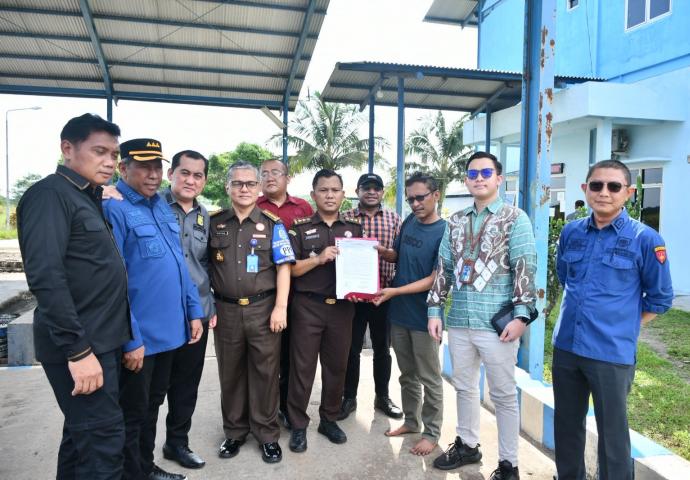 Kejaksaan Tinggi (Kejati) Jambi melalui Tim Jaksa Penuntut Umum Tindak Pidana Khusus (Pidsus) menghentikan aktivitas dan mengosongkan aset sitaan milik PT Prosympac Agro Lestari (PT PAL) pada Kamis (23/4/2026). ( Poto : JAMBIlink ).