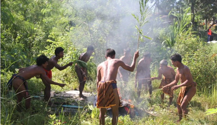 Sebanyak 15 masyarakat adat Orang Rimba dilibatkan dalam pencegahan Karhutla di Jambi melalui pelatihan dan simulasi penanganan kebakaran.( Poto : ANTARA).