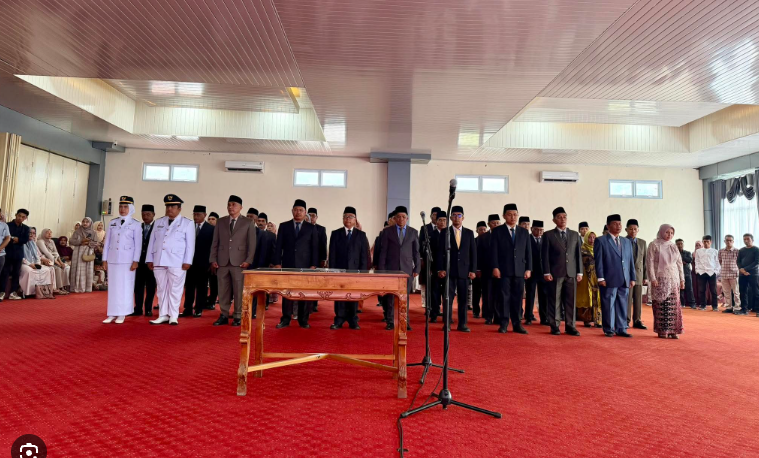 Bupati Kerinci Monadi melantik 44 pejabat baru di lingkungan Pemkab Kerinci untuk memperkuat birokrasi dan meningkatkan pelayanan publik di daerah.