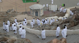 Tarwiyah dalam ibadah haji merupakan amalan sunnah pada 8 Zulhijah. Simak hukum, tata cara, dan pentingnya Tarwiyah bagi jamaah haji. ( Poto : CNN Indonesia )