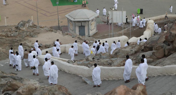 Tarwiyah dalam ibadah haji merupakan amalan sunnah pada 8 Zulhijah. Simak hukum, tata cara, dan pentingnya Tarwiyah bagi jamaah haji. ( Poto : CNN Indonesia )