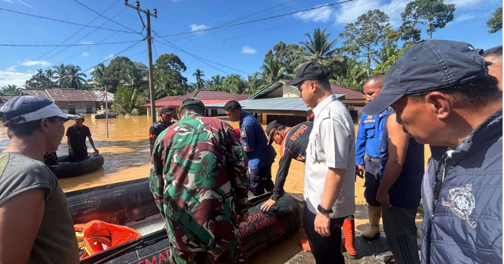 Banjir Sarolangun Jambi 2026 merendam ratusan rumah akibat luapan Sungai Batang Asai dan Batang Tembesi, jembatan roboh dan warga dievakuasi.( Poto : kabarsarolangun.com ).