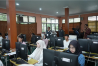 Rektor UNJA memantau langsung pelaksanaan UTBK-SNBT 2026 hari pertama untuk memastikan sarana siap, ujian berjalan lancar, dan inklusif bagi peserta disabilitas.( Poto : jamberita.com )