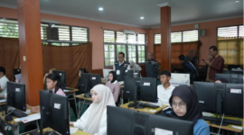 Rektor UNJA memantau langsung pelaksanaan UTBK-SNBT 2026 hari pertama untuk memastikan sarana siap, ujian berjalan lancar, dan inklusif bagi peserta disabilitas.( Poto : jamberita.com )
