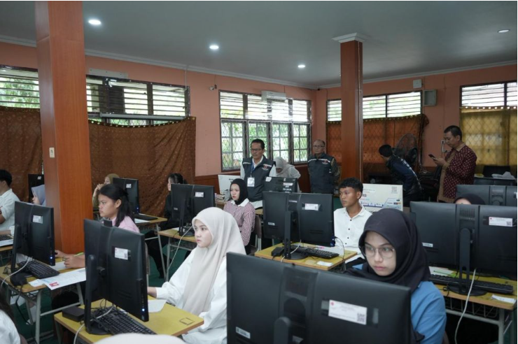 Rektor UNJA memantau langsung pelaksanaan UTBK-SNBT 2026 hari pertama untuk memastikan sarana siap, ujian berjalan lancar, dan inklusif bagi peserta disabilitas.( Poto : jamberita.com )
