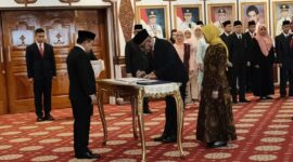 Dr. H. Sudirman resmi dilantik sebagai Komisaris Utama Bank Jambi periode 2026–2030 oleh Gubernur Al Haris.( Poto : Jernih.id ).