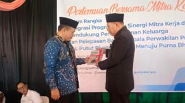 Perpisahan Kepala BKKBN Jambi Putut Riyatno berlangsung penuh haru.( Poto : Pariwara Jambi.com ).