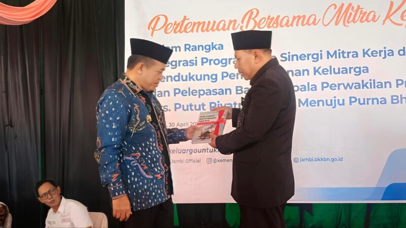 Perpisahan Kepala BKKBN Jambi Putut Riyatno berlangsung penuh haru.( Poto : Pariwara Jambi.com ).