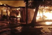 Kebakaran pasar Bungo pada dini hari menghanguskan kios dan lapak pedagang. Sebanyak 120 pedagang terdampak.( Poto : Tribun Jambi.com ).