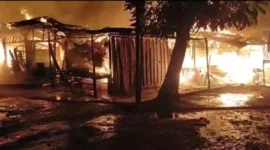 Kebakaran pasar Bungo pada dini hari menghanguskan kios dan lapak pedagang. Sebanyak 120 pedagang terdampak.( Poto : Tribun Jambi.com ).