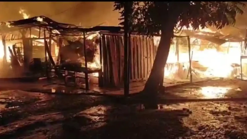 Kebakaran pasar Bungo pada dini hari menghanguskan kios dan lapak pedagang. Sebanyak 120 pedagang terdampak.( Poto : Tribun Jambi.com ).