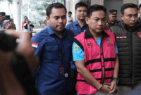 Foto: Ketua Ombudsman RI, Hery Susanto berjalan menuju mobil tahanan di gedung Kejaksaan Agung, Jakarta, Kamis (16/4/2026). (CNBC Indonesia/Faisal Rahman)