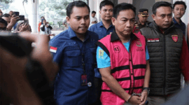 Foto: Ketua Ombudsman RI, Hery Susanto berjalan menuju mobil tahanan di gedung Kejaksaan Agung, Jakarta, Kamis (16/4/2026). (CNBC Indonesia/Faisal Rahman)