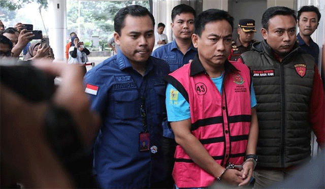 Foto: Ketua Ombudsman RI, Hery Susanto berjalan menuju mobil tahanan di gedung Kejaksaan Agung, Jakarta, Kamis (16/4/2026). (CNBC Indonesia/Faisal Rahman)