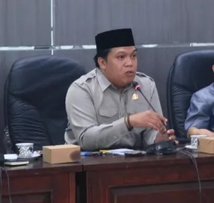 Ketua DPRD Kota Sungai Penuh, Hutri Randa, meminta Pemerintah Kota Sungai Penuh untuk meninjau ulang usulan 31 formasi CPNS tahun 2026.