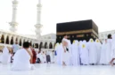 Pelajari tata cara tawaf dalam ibadah haji dan umrah, termasuk syarat wudu, dalil Al-Qur’an dan hadis, serta keringanan saat kondisi darurat menurut ulama. ( Poto : Annisa Travel News )