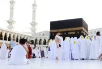 Pelajari tata cara tawaf dalam ibadah haji dan umrah, termasuk syarat wudu, dalil Al-Qur’an dan hadis, serta keringanan saat kondisi darurat menurut ulama. ( Poto : Annisa Travel News )