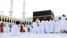 Pelajari tata cara tawaf dalam ibadah haji dan umrah, termasuk syarat wudu, dalil Al-Qur’an dan hadis, serta keringanan saat kondisi darurat menurut ulama. ( Poto : Annisa Travel News )