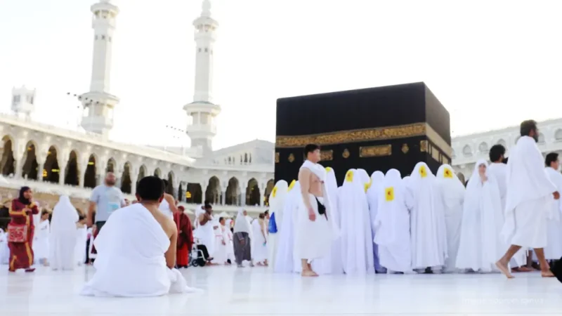 Pelajari tata cara tawaf dalam ibadah haji dan umrah, termasuk syarat wudu, dalil Al-Qur’an dan hadis, serta keringanan saat kondisi darurat menurut ulama. ( Poto : Annisa Travel News )