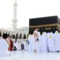 Pelajari tata cara tawaf dalam ibadah haji dan umrah, termasuk syarat wudu, dalil Al-Qur’an dan hadis, serta keringanan saat kondisi darurat menurut ulama. ( Poto : Annisa Travel News )