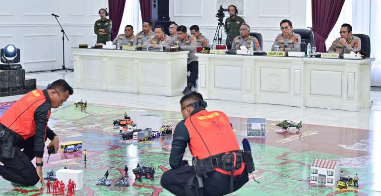 Polda Jambi menggelar olah strategi dan Tactical Floor Game (TFG) di Gedung Tri Darma Polresta Jambi.( Poto : makalamnews.id ).