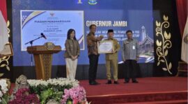 Pemprov Jambi meraih penghargaan nasional setelah berhasil membentuk 1.585 Posbankum yang menjangkau 100 persen desa dan kelurahan. ( Poto : JAMBI link).