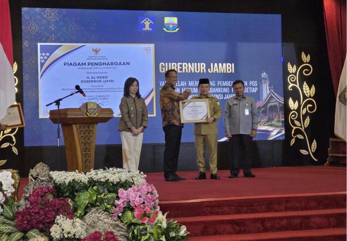 Pemprov Jambi meraih penghargaan nasional setelah berhasil membentuk 1.585 Posbankum yang menjangkau 100 persen desa dan kelurahan. ( Poto : JAMBI link).
